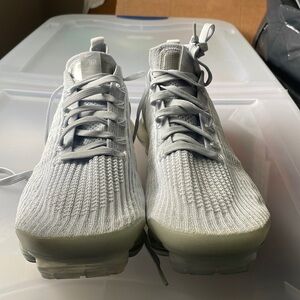 Nike Mens Vapormax Size 12 white and silver LIKE NEW